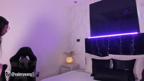 Snapshot of valery_wang chatting on 11, 9, 2025 Val online show from 11, 9, 2025