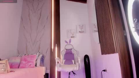 Snapshot of valloletsamar chatting on 4, 11, 2025 Vallolet Peach online show from 4, 11, 2025