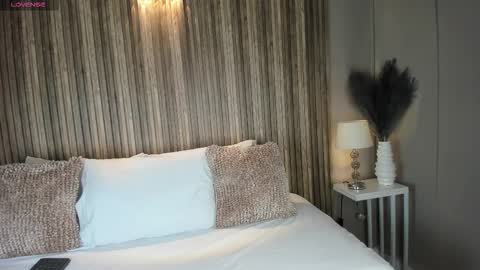 Snapshot of vannecamiel chatting on 5, 11, 2025 V A N N E S A online show from 5, 11, 2025