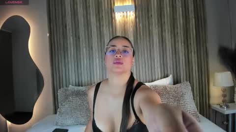 Snapshot of vannecamiel chatting on 6, 11, 2025 V A N N E S A online show from 6, 11, 2025