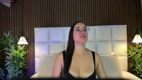 Snapshot of vannecamiel chatting on 27, 11, 2025 V A N N E S A online show from 27, 11, 2025