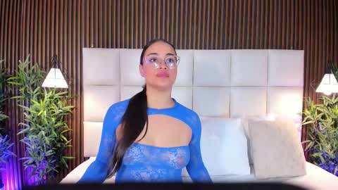 Snapshot of vannecamiel chatting on 5, 12, 2025 V A N N E S A online show from 5, 12, 2025