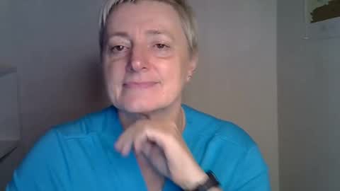 Snapshot of vea_motty chatting on 8, 11, 2025 vea_motty online show from 8, 11, 2025