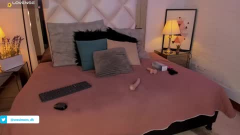 Vee Simons online show from 3, 1, 2025