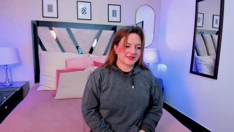 Vee Simons online show from 4, 1, 2025