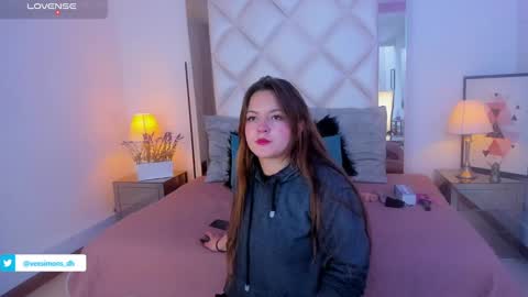 Vee Simons online show from 4, 1, 2025