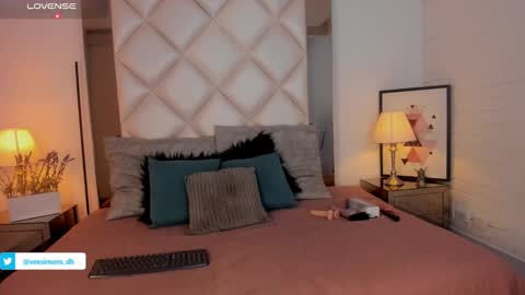 Vee Simons online show from 5, 1, 2025