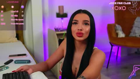 Snapshot of velmaevans chatting on 24, 10, 2025 Velma online show from 24, 10, 2025