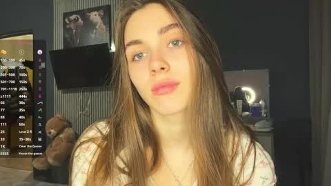 Snapshot of veluxe chatting on 6, 5, 2026 Nia online show from 6, 5, 2026