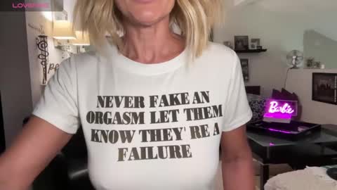 Snapshot of velvetbarbie chatting on 12, 3, 2025 VelvetBarbie online show from 12, 3, 2025