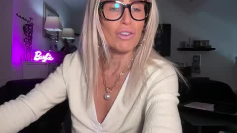 Snapshot of velvetbarbie chatting on 25, 2, 2026 VelvetBarbie online show from 25, 2, 2026