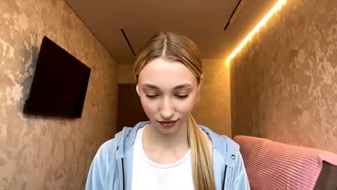 Snapshot of velvethonerkamp chatting on 15, 11, 2025 Nika online show from 15, 11, 2025