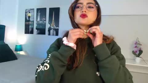 Snapshot of venus_steffen chatting on 12, 9, 2025 Mia online show from 12, 9, 2025