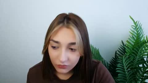 Snapshot of veryveryshygirl chatting on 25, 10, 2025 Ana online show from 25, 10, 2025