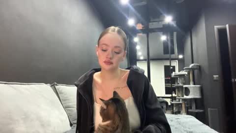 Snapshot of vestaszanto chatting on 28, 10, 2025 Esta online show from 28, 10, 2025