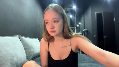 Snapshot of vestaszanto chatting on 12, 11, 2025 Esta online show from 12, 11, 2025