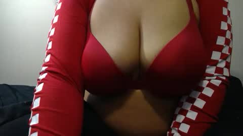 Snapshot of vibe_xxxo chatting on 8, 1, 2026 vibe_xxxo online show from 8, 1, 2026