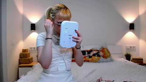 Snapshot of vickeyobst chatting on 9, 4, 2026 EliQueen online show from 9, 4, 2026