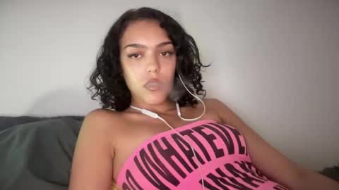 Snapshot of vickyyyx chatting on 5, 2, 2025 Goddess Victory  online show from 5, 2, 2025