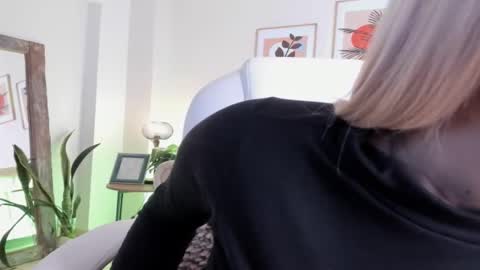 Snapshot of victoria_giraldo chatting on 18, 12, 2025 victoria_giraldo online show from 18, 12, 2025