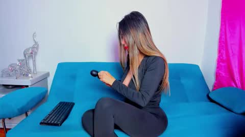 Snapshot of victoria_jhones chatting on 27, 11, 2025 Victoria online show from 27, 11, 2025