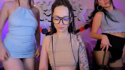 Snapshot of viki_vibes chatting on 22, 10, 2025 viki_vibes online show from 22, 10, 2025