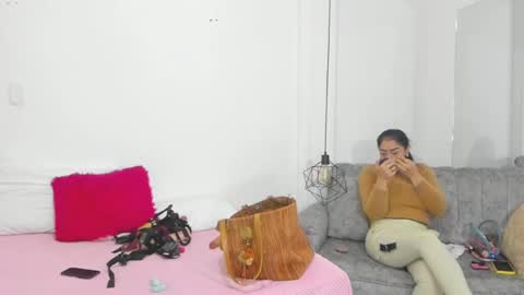 Snapshot of vikitomson chatting on 20, 2, 2025 vikiTomson online show from 20, 2, 2025