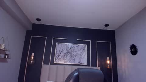 Snapshot of vikypetiteee chatting on 2, 12, 2025 Victoria online show from 2, 12, 2025