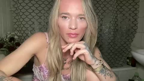 Snapshot of vinique99 chatting on 24, 5, 2026 vinique99 online show from 24, 5, 2026
