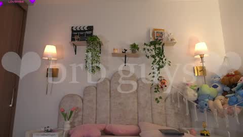 violeth___ online show from 7, 4, 2026