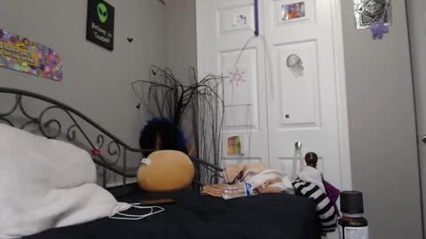 Violet Hooper online show from 8, 1, 2025