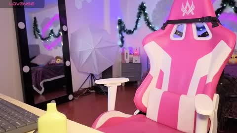 Snapshot of violetqs chatting on 16, 12, 2025 online show from 16, 12, 2025