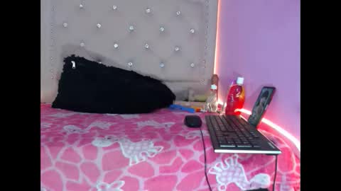 Snapshot of violett_ass chatting on 10, 1, 2025 Samantha y jhons online show from 10, 1, 2025