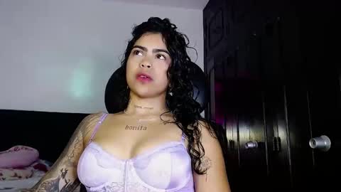 Snapshot of violetwitch05 chatting on 25, 9, 2025  Violet  online show from 25, 9, 2025