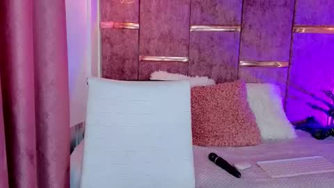 viollettebylyly online show from 2, 10, 2025