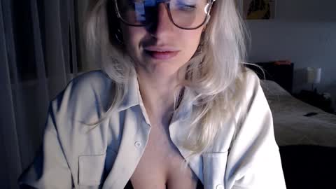 Snapshot of vivica_coke chatting on 19, 12, 2024 VI online show from 19, 12, 2024