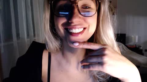 Snapshot of vivica_coke chatting on 23, 12, 2024 VI online show from 23, 12, 2024