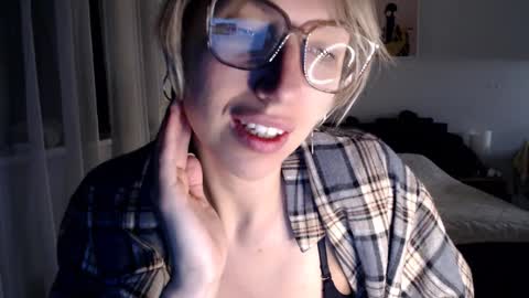 Snapshot of vivica_coke chatting on 6, 2, 2025 VI online show from 6, 2, 2025