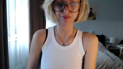 Snapshot of vivica_coke chatting on 18, 5, 2026 VI online show from 18, 5, 2026