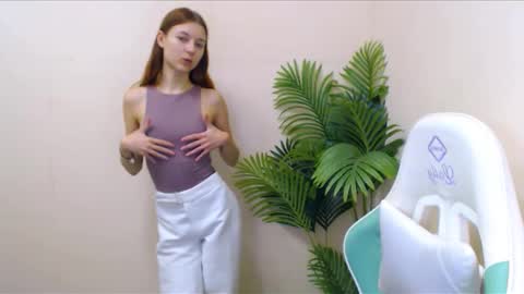 Snapshot of vivien_leight chatting on 6, 12, 2024 Vivien online show from 6, 12, 2024