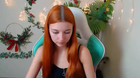 Snapshot of vivien_leight chatting on 4, 12, 2025 Vivien online show from 4, 12, 2025