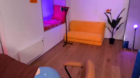 Polly  Online mostly at 9pm-2am UK Time online show from 8, 2, 2025