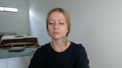 Snapshot of voyeurita chatting on 2, 12, 2025 Victoria online show from 2, 12, 2025