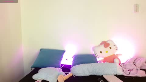 kitty SUPORT ME AND MY BABY SINGLE MOMY online show from 2, 1, 2025