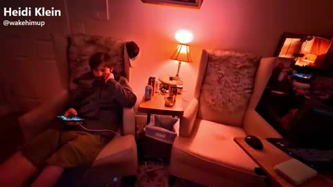 Snapshot of wakehimup chatting on 22, 11, 2025 wakehimup online show from 22, 11, 2025