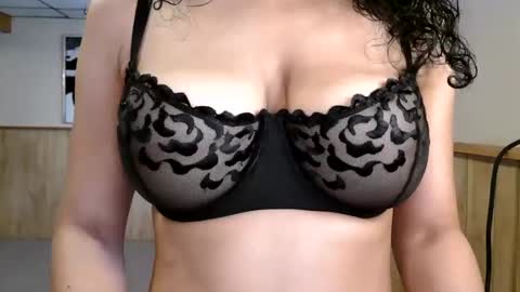 Snapshot of wanderlustgaal chatting on 24, 11, 2025 wanderlustgaal online show from 24, 11, 2025