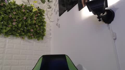 Snapshot of we_n_you chatting on 12, 2, 2025 Trixie 3 online show from 12, 2, 2025