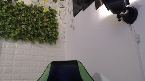 Snapshot of we_n_you chatting on 13, 2, 2025 Trixie 3 online show from 13, 2, 2025