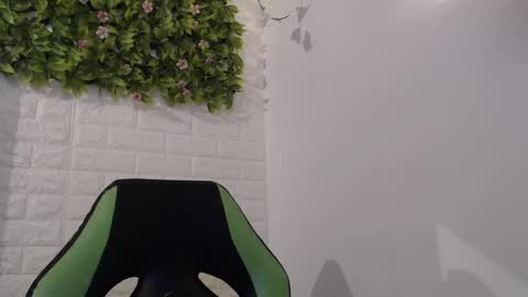 Snapshot of we_n_you chatting on 14, 2, 2025 Trixie 3 online show from 14, 2, 2025