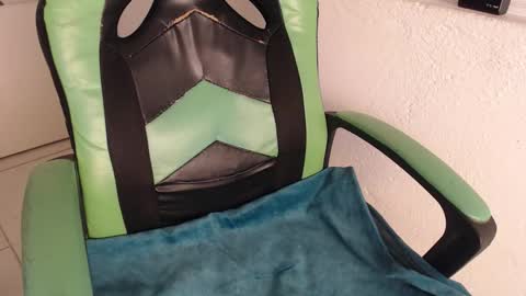 Snapshot of we_n_you chatting on 12, 11, 2025 Trixie 3 online show from 12, 11, 2025